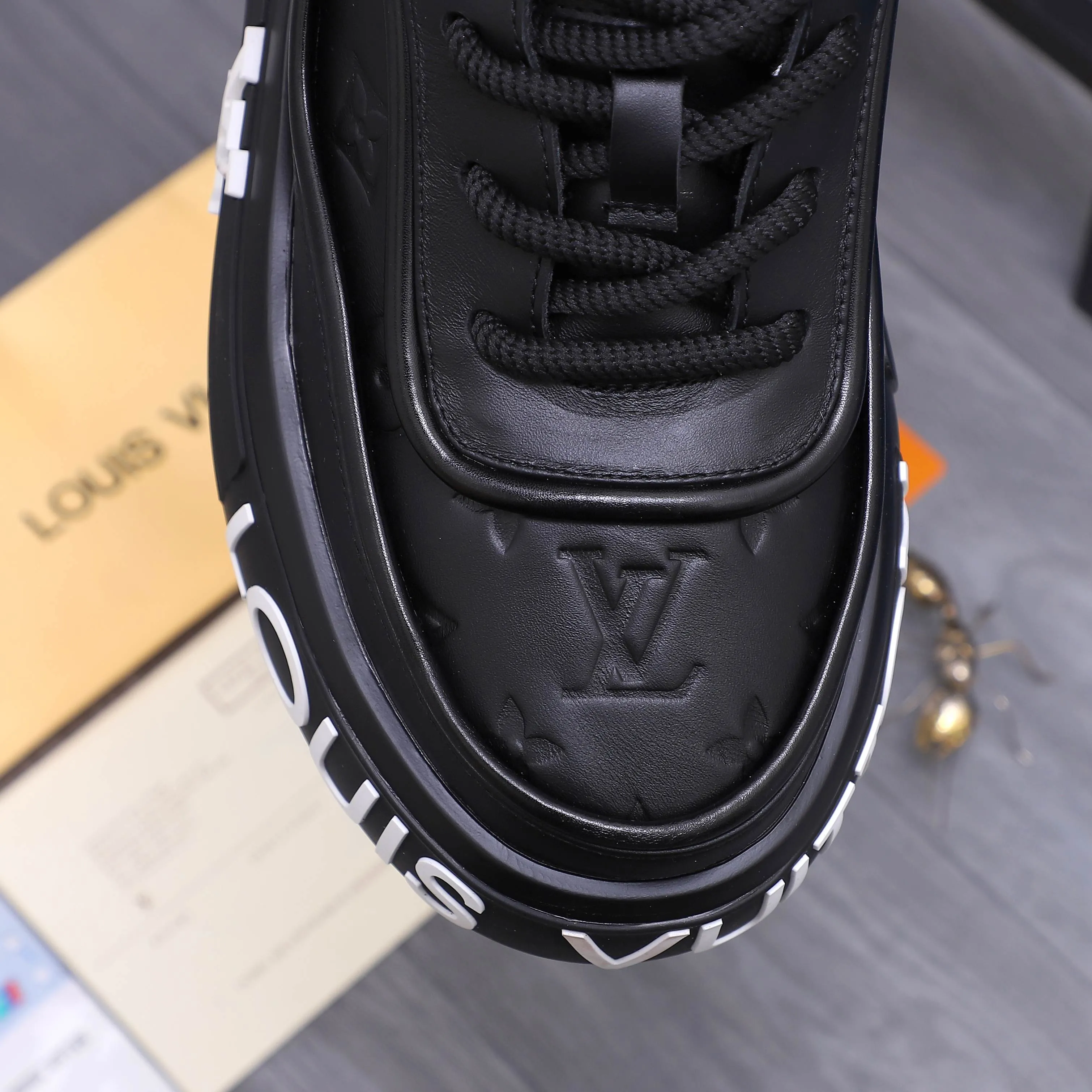 Men's shoes 💰560 Product trademark: LV [Louis Vuitton] casual shoes, regular size. Size: 38-46 (38.45.46 is custom-made and non-returnable) Product materials: Selected high-quality cowhide stitching embossed cowhide upper, cowhide insole, mesh lining, original outsole